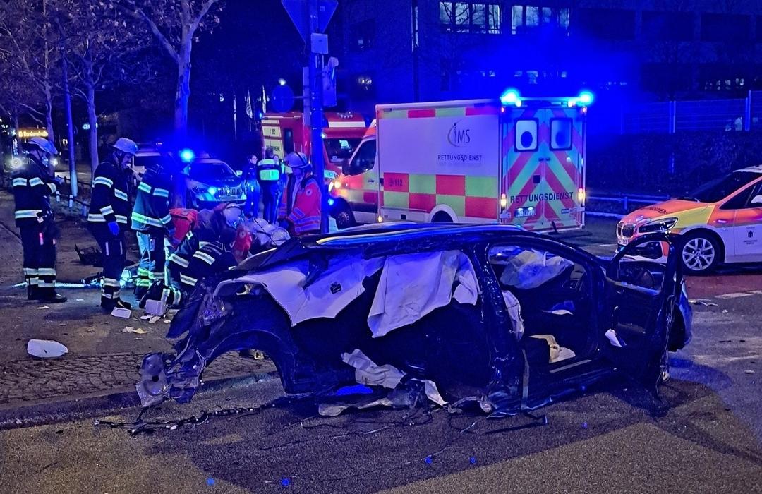 Archivbild vom 29.11.25: Rettungskräfte sind nach einem Unfall in der Schleißheimer Straße im Einsatz.