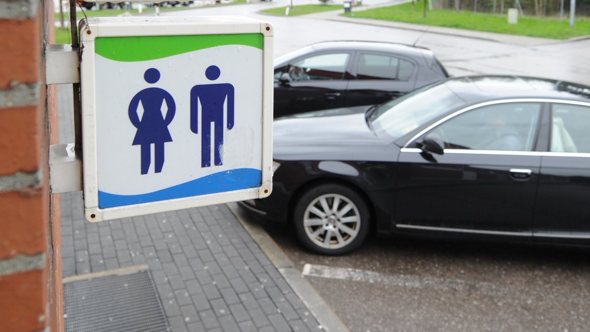 Toiletten-Schild auf einem bayerischen Autobahn-Rastplatz