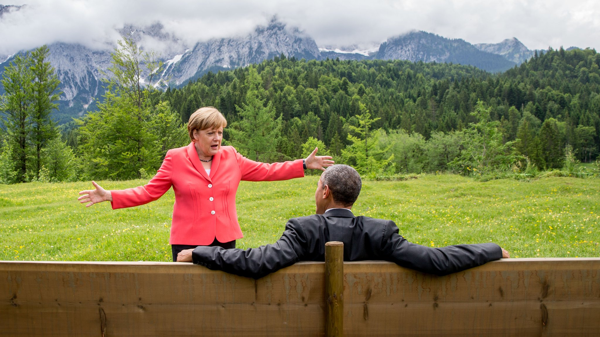 Dieses Foto ging um die Welt: US-Präsident Barack Obama und Kanzlerin Angela Merkel am 8. Juni 2015 auf einer Wiese vor dem Schloss Elmau.  