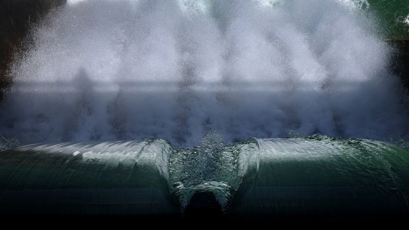 Eine Staustufe im Lech von einer Brücke aus fotografiert, Wassermassen rauschen in die Tiefe | Bild: picture alliance/dpa/Karl-Josef Hildenbrand Eine Staustufe im Lech von einer Brücke aus fotografiert, Wassermassen rauschen in die Tiefe