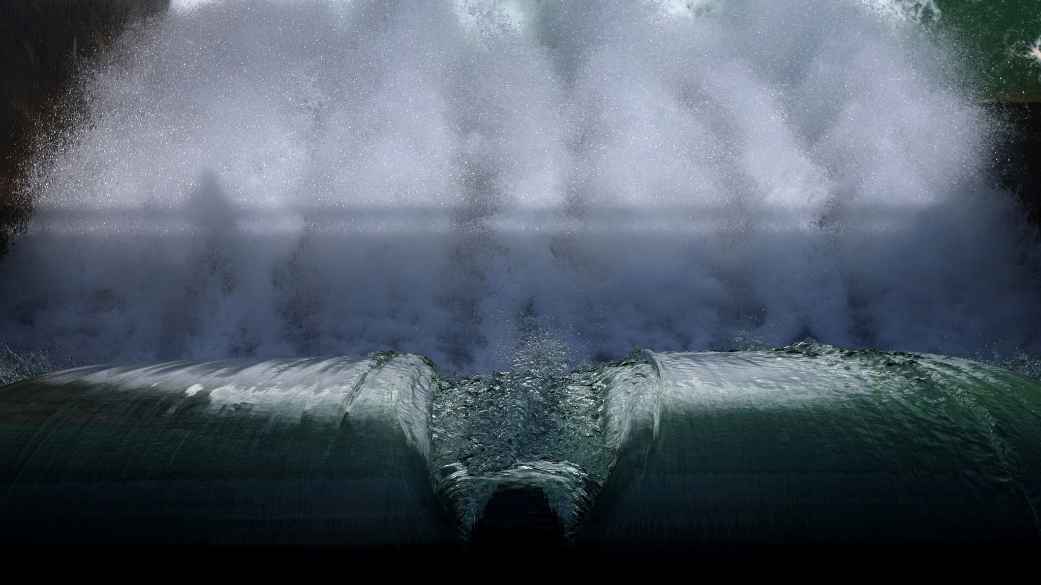 Eine Staustufe im Lech von einer Brücke aus fotografiert, Wassermassen rauschen in die Tiefe