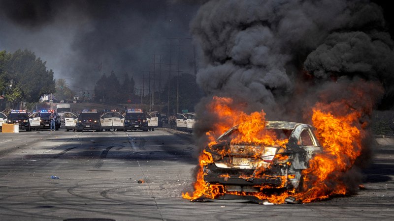 Nach erneuten Protesten in Los Angeles gegen das Vorgehen der Bundesbehörden gegen Migranten hat US-Präsident Donald Trump die Entsendung von 2.000 Nationalgardisten in die kalifornische Metropole angeordnet. | Bild: Reuters Nach erneuten Protesten in Los Angeles gegen das Vorgehen der Bundesbehörden gegen Migranten hat US-Präsident Donald Trump die Entsendung von 2.000 Nationalgardisten in die kalifornische Metropole angeordnet.
