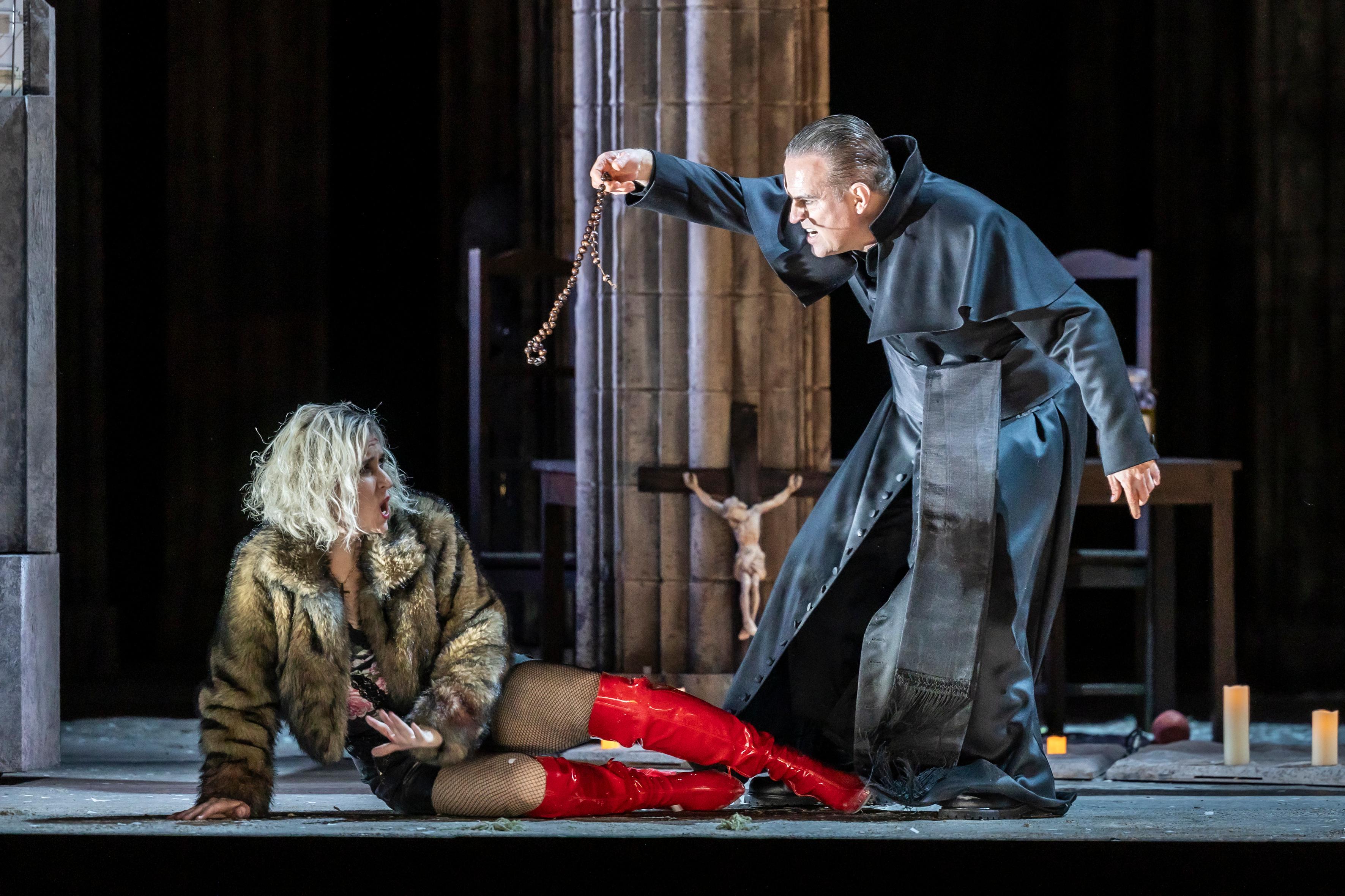 Klingsor (Scott Hendricks) schlägt Kundry (Michèle Losier) in seinen Bann | Bild:Jochen Quast/Semperoper Dresden