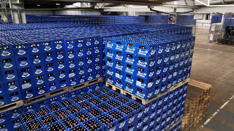 Tausende Bierkisten lagern in der Brauerei in Oettingen. | Bild: Simon Frick / Bayerischer Rundufnk Tausende Bierkisten lagern in der Brauerei in Oettingen.