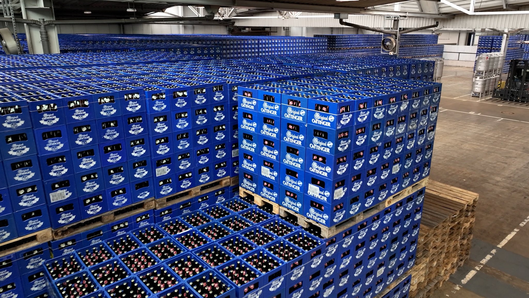Tausende Bierkisten lagern in der Brauerei in Oettingen.