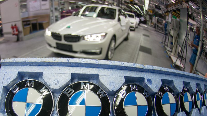 BMW-Embleme in einer Produktionshalle im BMW-Werk Dingolfing | Bild: pa/dpa/Armin Weigel BMW-Embleme in einer Produktionshalle im BMW-Werk Dingolfing