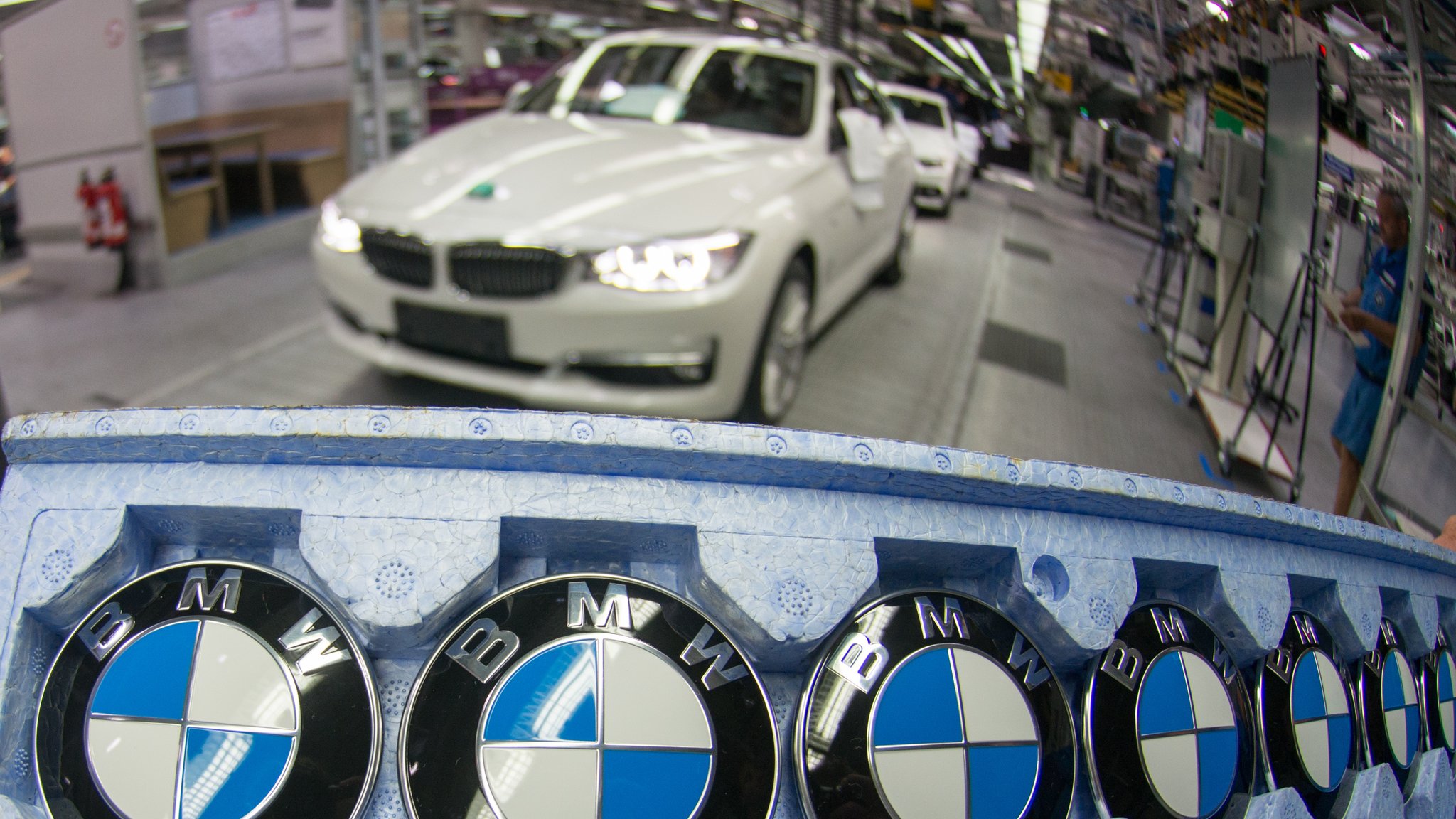 BMW-Embleme in einer Produktionshalle im BMW-Werk Dingolfing