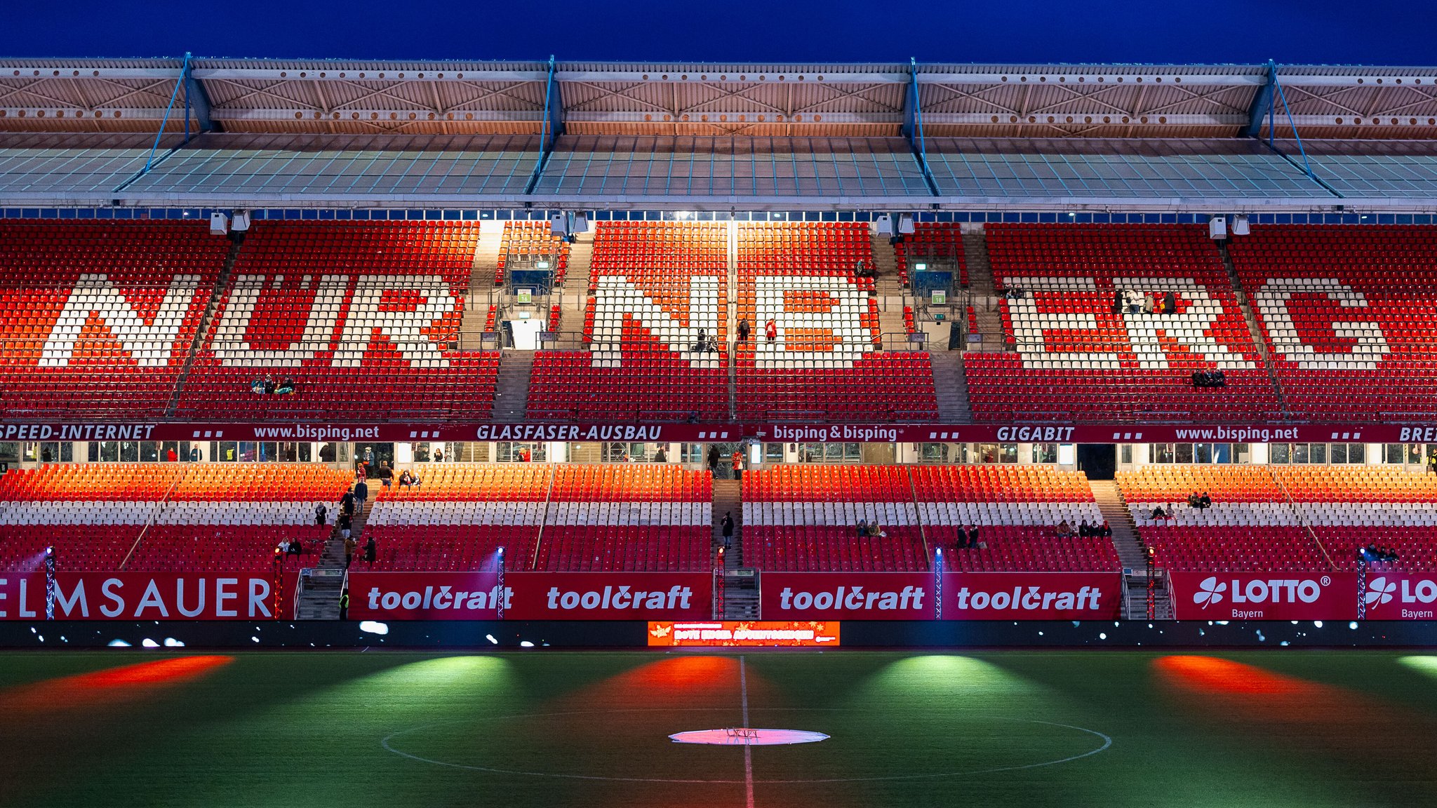 Tribüne des Max-Morlock-Stadions in Nürnberg | Bild: picture alliance / Eibner-Pressefoto/Ardan Fuessman Tribüne des Max-Morlock-Stadions in Nürnberg