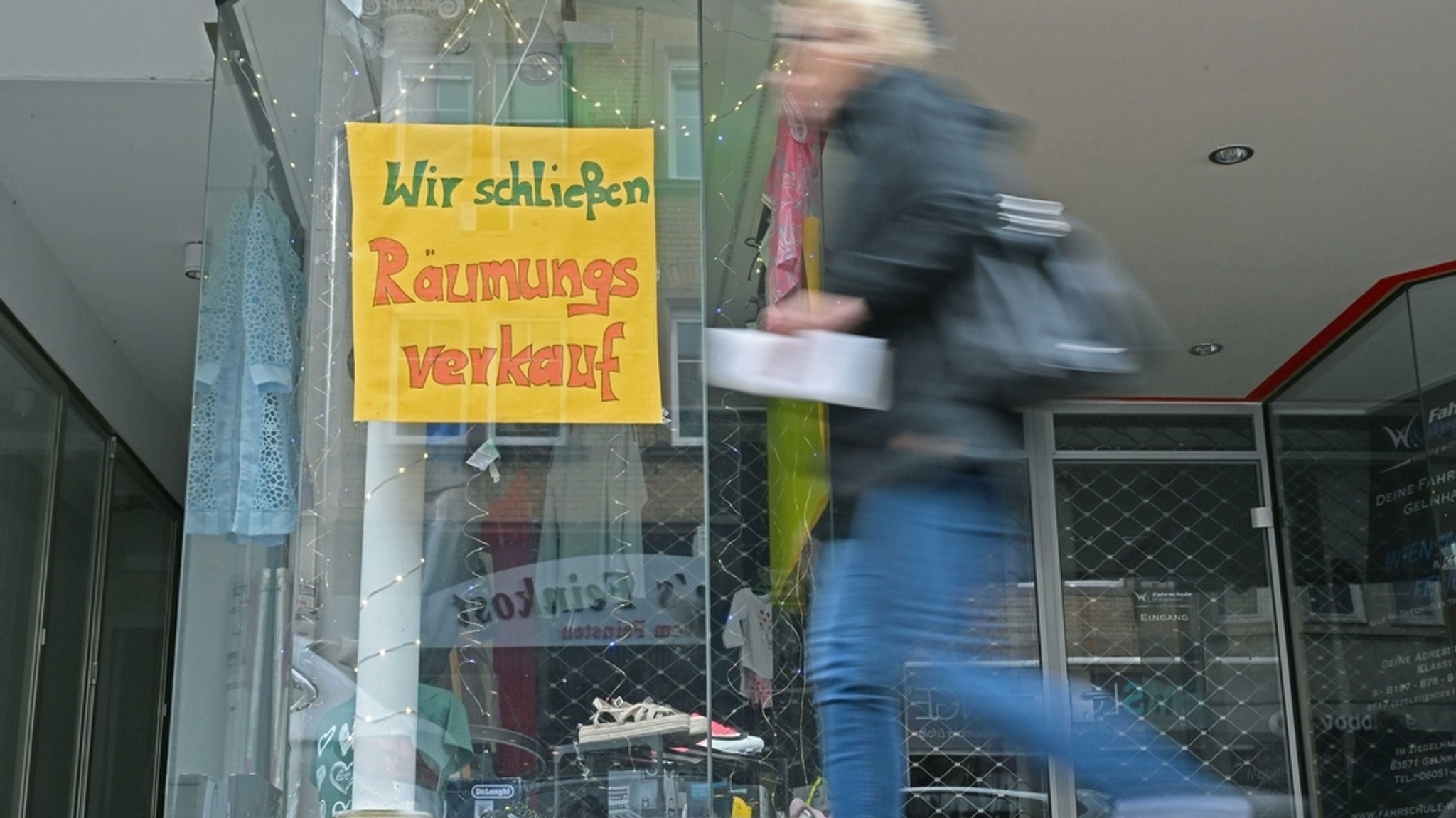 Auf einem Schild in einem Laden steht: "Wir schließen - Räumungsverkauf"