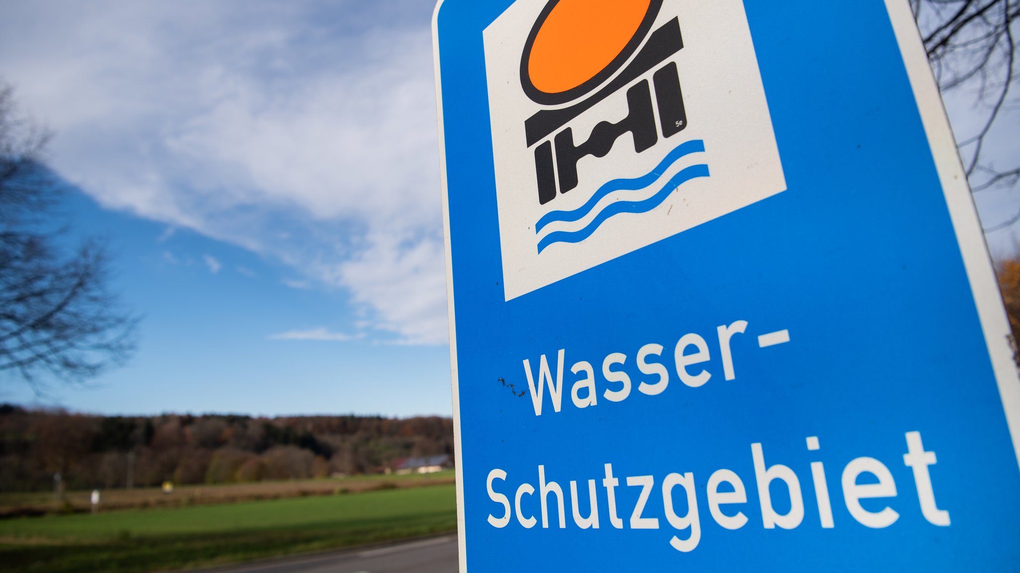 Ein Schild mit dem Schriftzug "Wasserschutzgebiet" (Symbolbild)