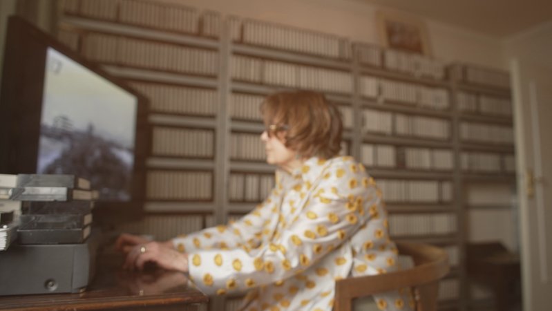 Eine Frau sichtet VHS-Kassetten. | Bild: © Bayerischer Rundfunk Eine Frau sichtet VHS-Kassetten.