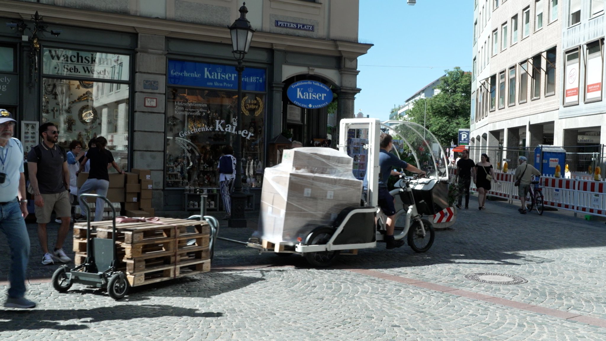 Lastenradfahrer Dominik Thalmeier hat auf seinem Lastfahrrad und dem Anhänger Paletten geladen.