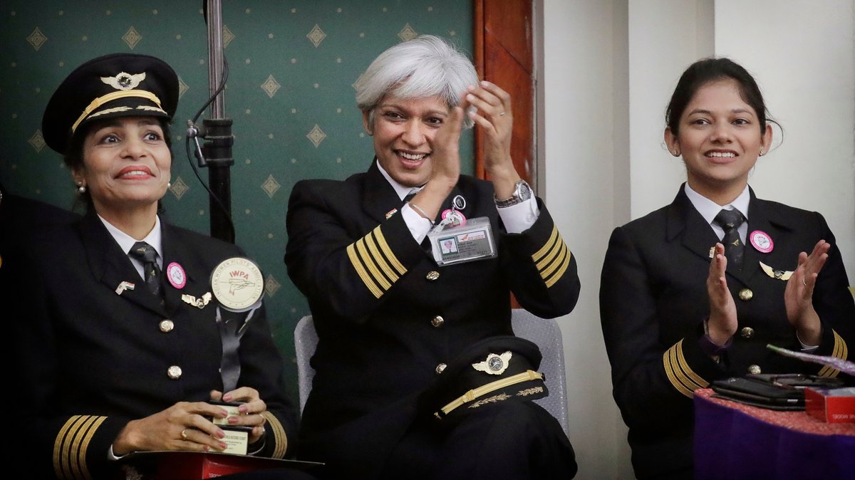 Drei Pilotinnen der Air India in gelöster Stimmung und mit einem Pokal 