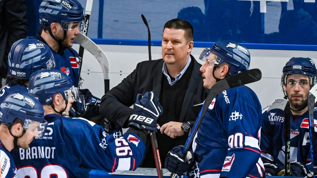 Trainer Tom Pokel von Straubing spricht mit seiner Mannschaft