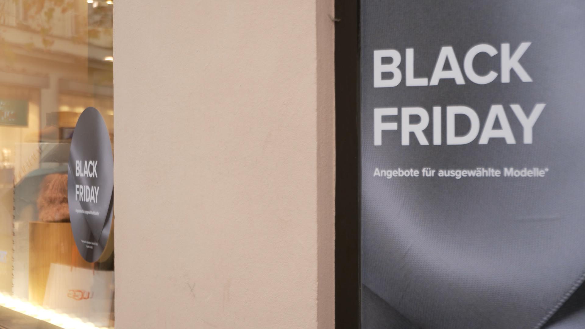 Reklame für Sonderangebote im Rahmen des Black Friday.