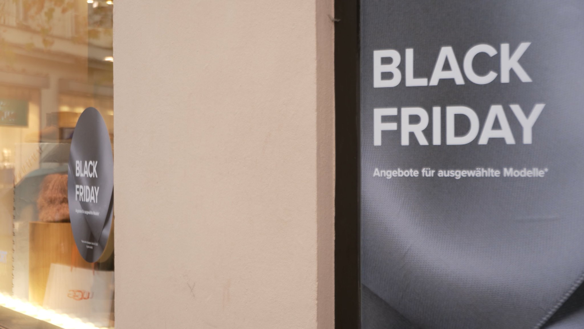 Reklame für Sonderangebote im Rahmen des Black Friday.