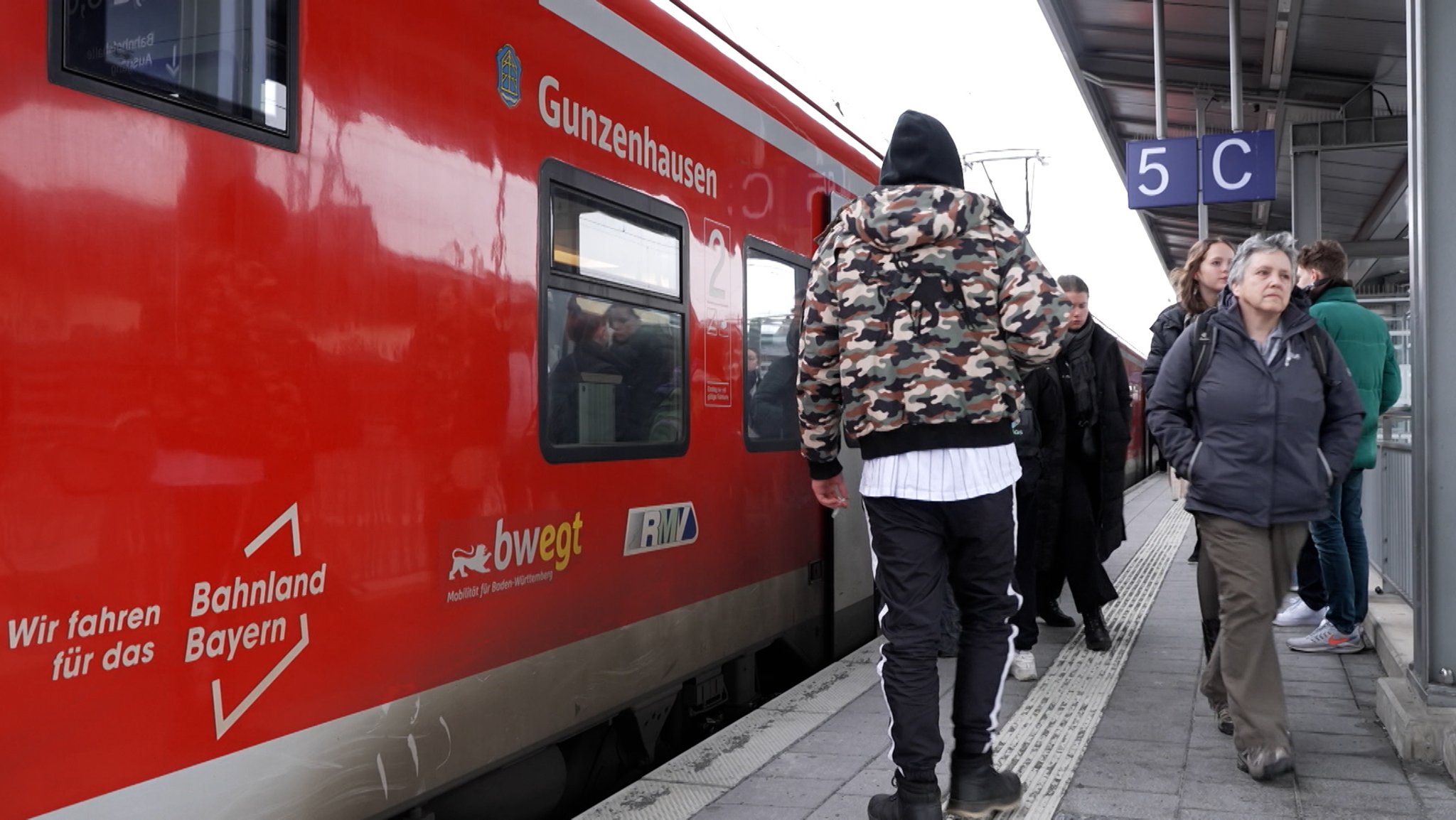 Der Streik der GDL bei der Bahn ist beendet. Der Verkehr sei am Samstagmorgen planmäßig und reibungslos angelaufen, teilte ein Sprecher mit. 