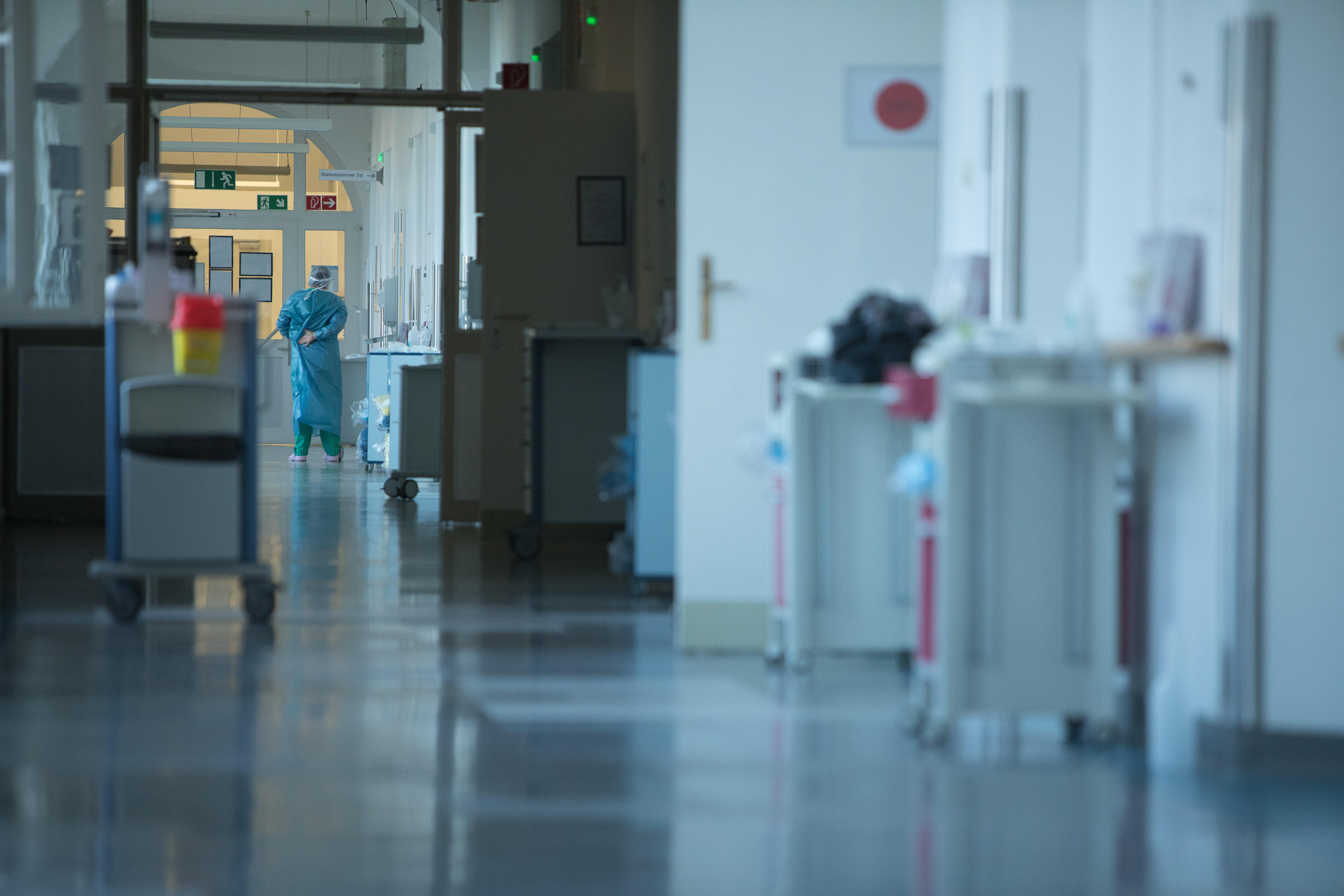 (Symbolbild) Blick in einen Flur der Intensivstation der München Klinik Schwabing