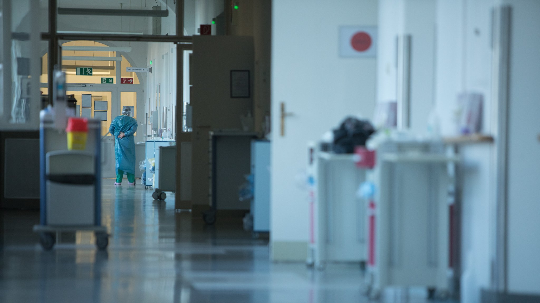 (Symbolbild) Blick in einen Flur der Intensivstation der München Klinik Schwabing | Bild: picture alliance / SZ Photo | Florian Peljak (Symbolbild) Blick in einen Flur der Intensivstation der München Klinik Schwabing