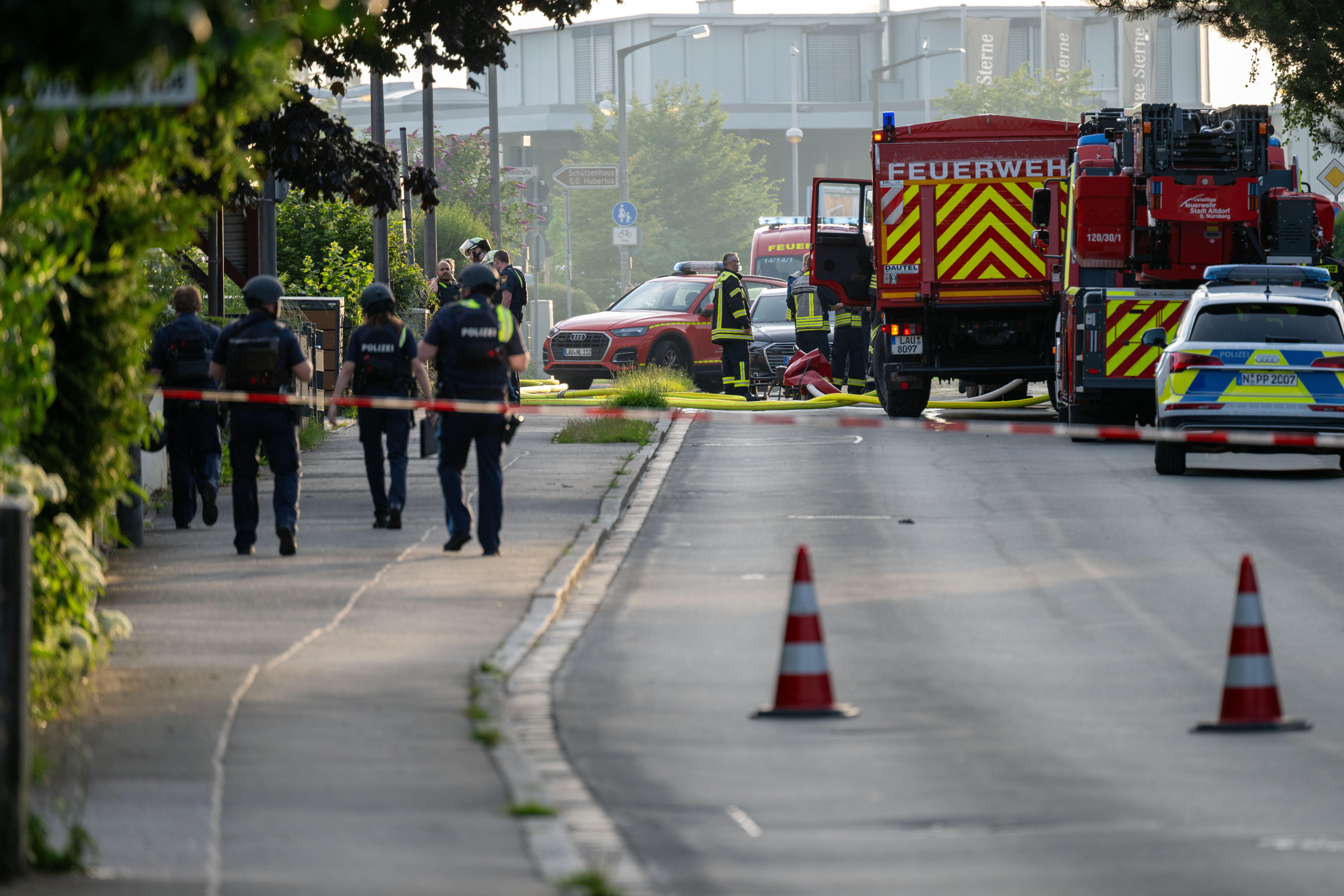 Einsatzfahrzeuge von Feuerwehr und Polizei