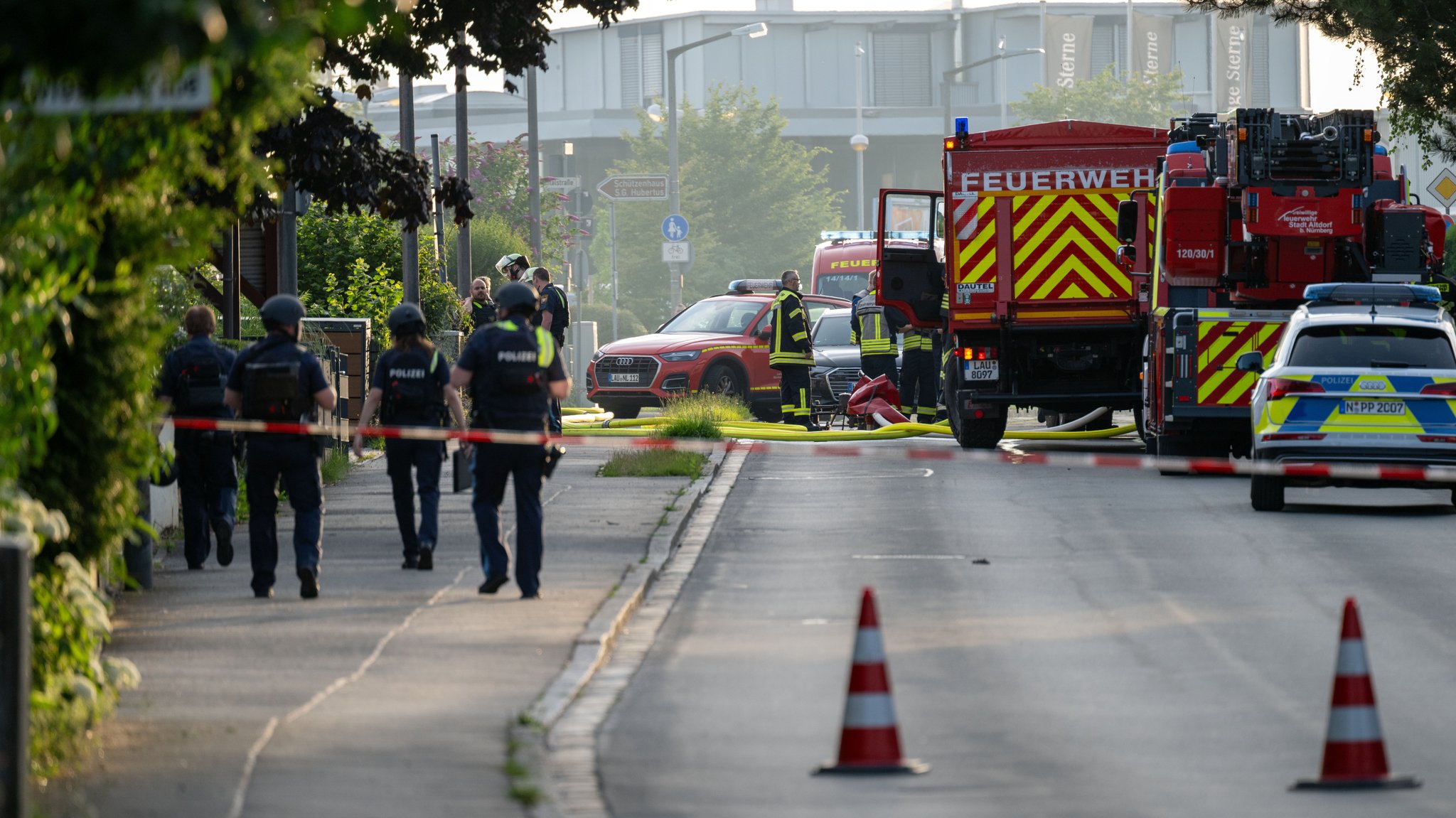 Einsatzfahrzeuge von Feuerwehr und Polizei