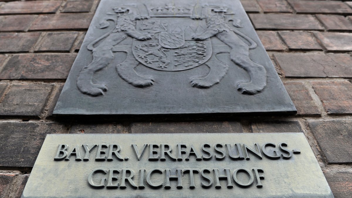 Archivbild: Ein Schild mit der Aufschrift Bayer. Verfassungsgerichtshof