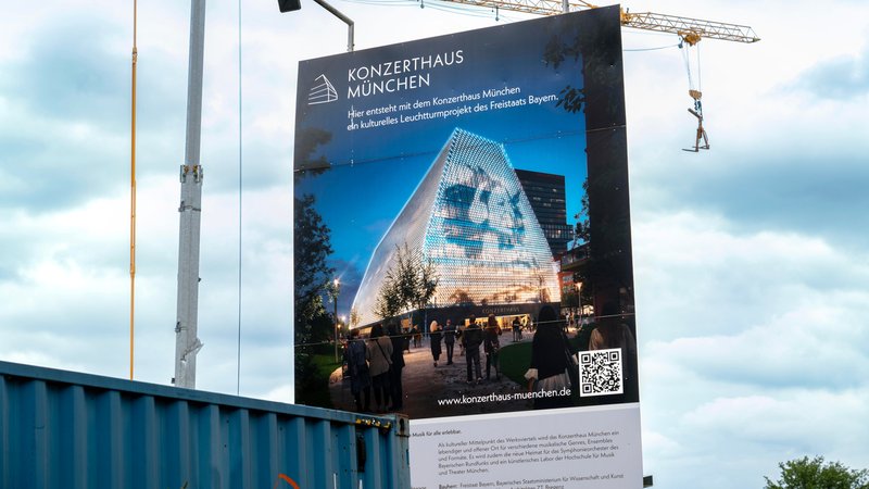 Werbeplakat für das Großprojekt mit einem Kran im Hintergrund | Bild: Wolfgang Maria Weber/Picture Alliance Werbeplakat für das Großprojekt mit einem Kran im Hintergrund