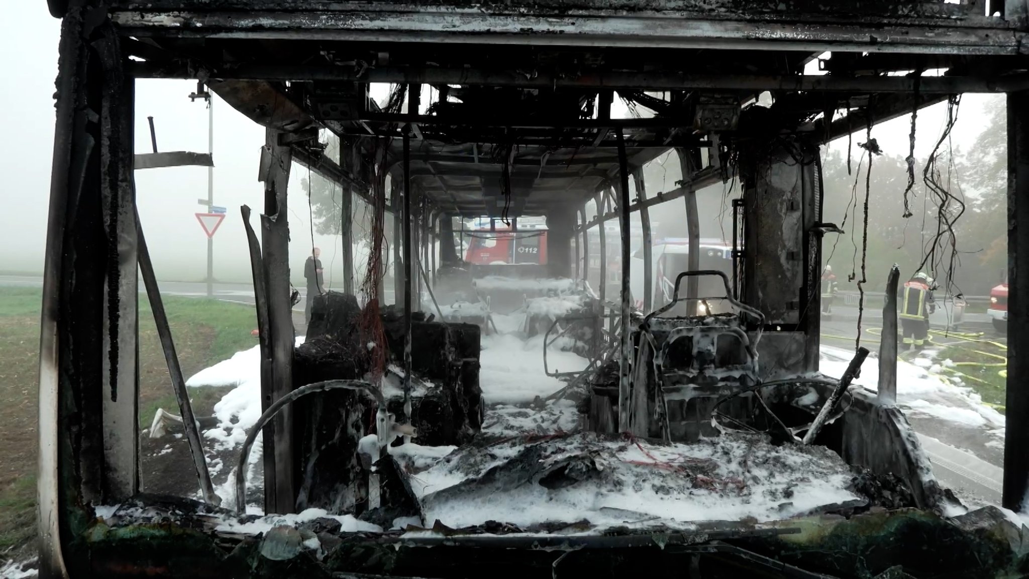 Der Schulbus ist durch das Feuer vollkommen ausgebrannt.
