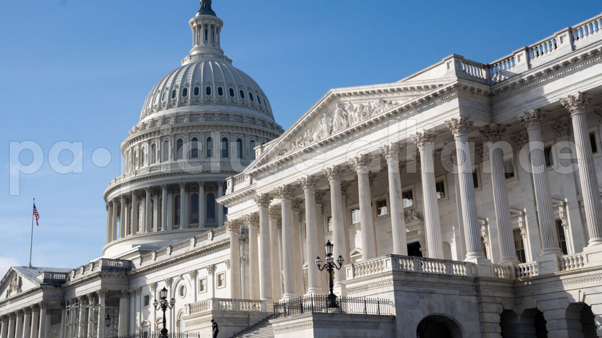 Bei den Midterms, den Zwischenwahlen in den USA, haben die Demokraten offenbar besser abgeschnitten als vorhergesagt. Die bisherigen Auszählungsergebnisse deuten auf ein Kopf-an-Kopf-Rennen mit den Republikanern hin. Vergeben werden alle Sitze im Repräsentantenhaus und ein gutes Drittel der Senatssitze. Ein Schlüsselstaat war Pennsylvania.