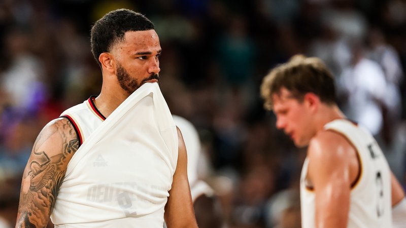 Nick Weiler-Babb enttäuscht nach Niederlage gegen Serbien im Kampf um Olympia-Bronze | Bild: picture alliance / HMB Media | Steffie Wunderl Nick Weiler-Babb enttäuscht nach Niederlage gegen Serbien im Kampf um Olympia-Bronze