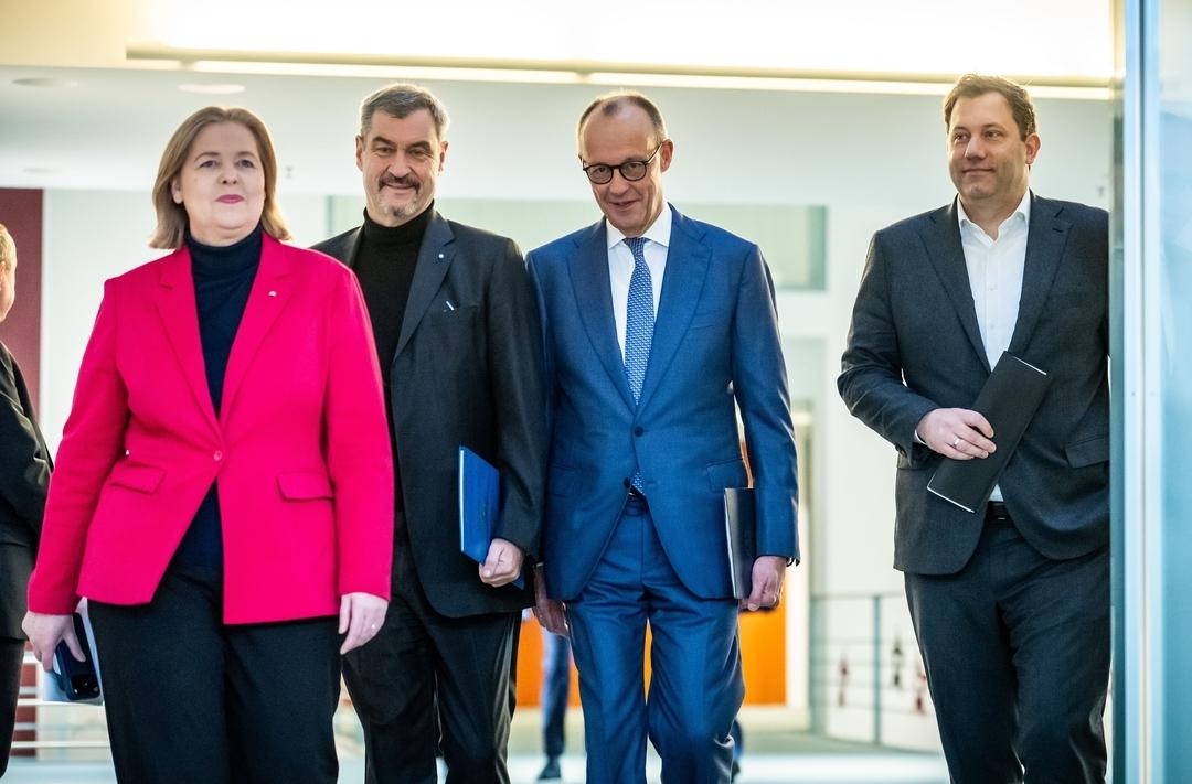 11.12.2025, Berlin: Bundeskanzler Friedrich Merz (2.v.r., CDU), Lars Klingbeil (r, SPD), Bundesminister der Finanzen, Bärbel Bas (SPD), Bundesministerin für Arbeit und Soziales, und Markus Söder (CSU), Ministerpräsident von Bayern und CSU-Vorsitzender kommen zur Presseunterrichtung zu den Ergebnissen der Beratungen nach dem Koalitionsausschuss im Kanzleramt. 