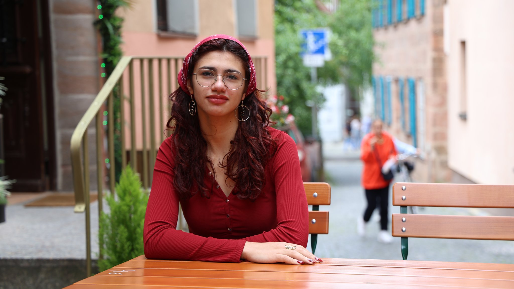 Sham Salahe im syrischen Restaurant ihres Vaters. | Bild: BR24/Isabel Pogner Sham Salahe im syrischen Restaurant ihres Vaters.