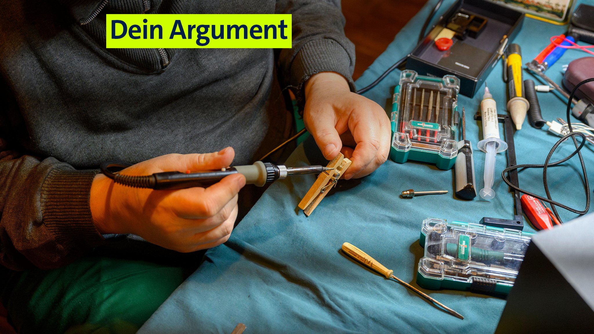 Eine Stereoanalage wird in einem Repair Café repariert.