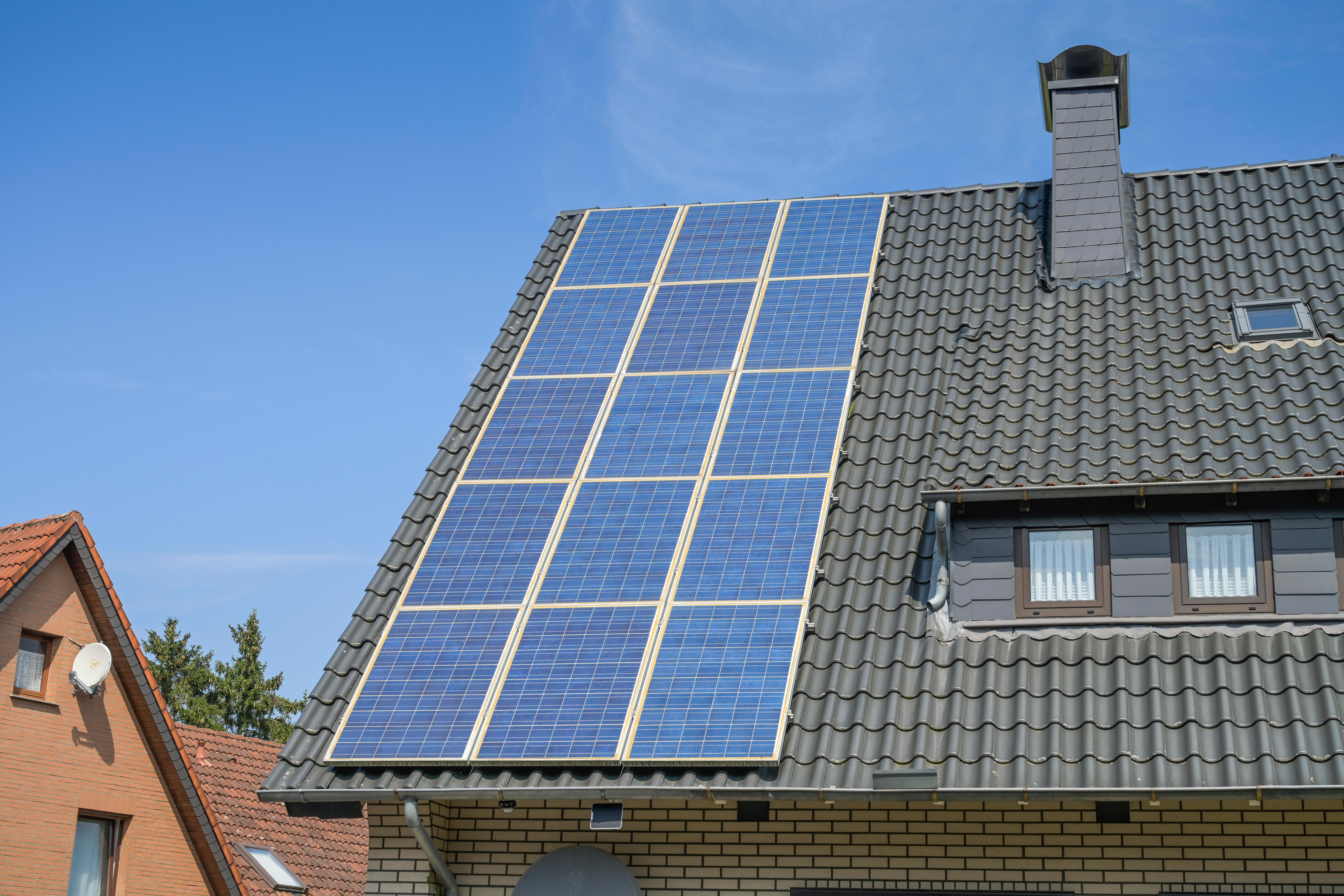 Symbolbild: Solaranlage auf einem Hausdach