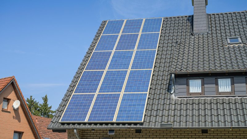 Symbolbild: Solaranlage auf einem Hausdach | Bild: picture alliance / Joko | Joko Symbolbild: Solaranlage auf einem Hausdach
