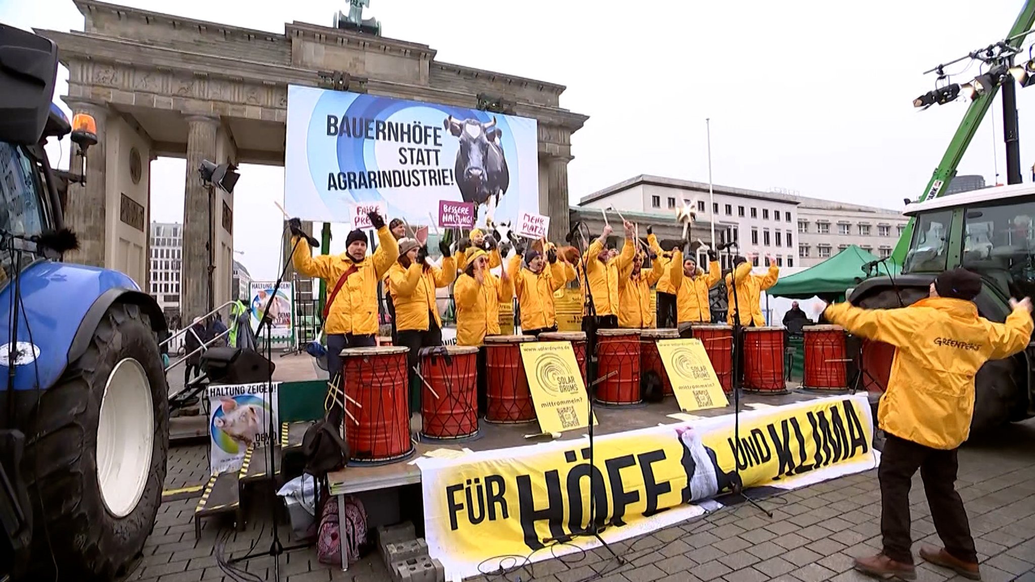 Demonstranten vor dem Brandenburger Tor.