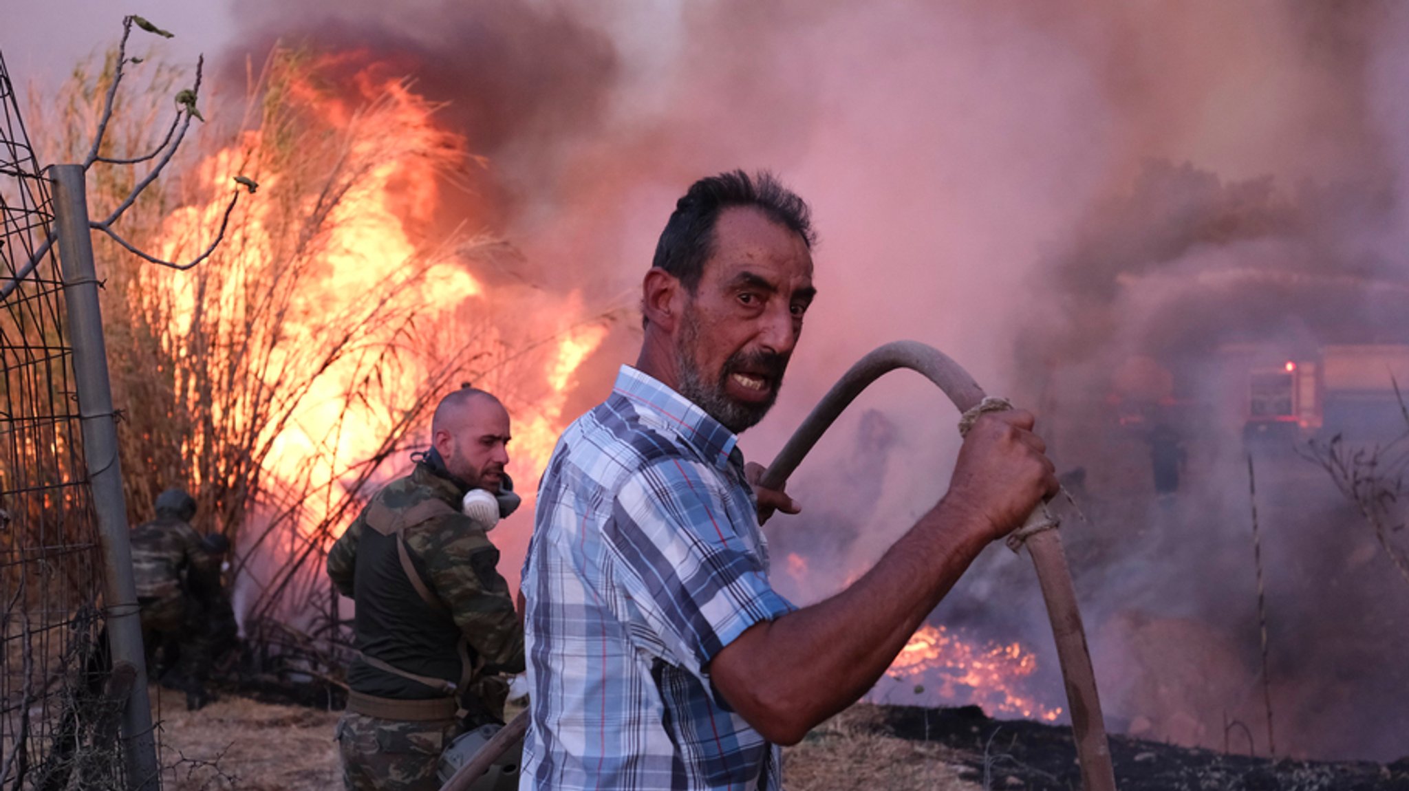 Freiwillige Helfer versuchen, das Feuer im Norden von Athen zu löschen, während Hunderte von Feuerwehrleuten gegen einen großen Waldbrand vorgehen, der am Rande der griechischen Hauptstadt außer Kontrolle geraten ist.