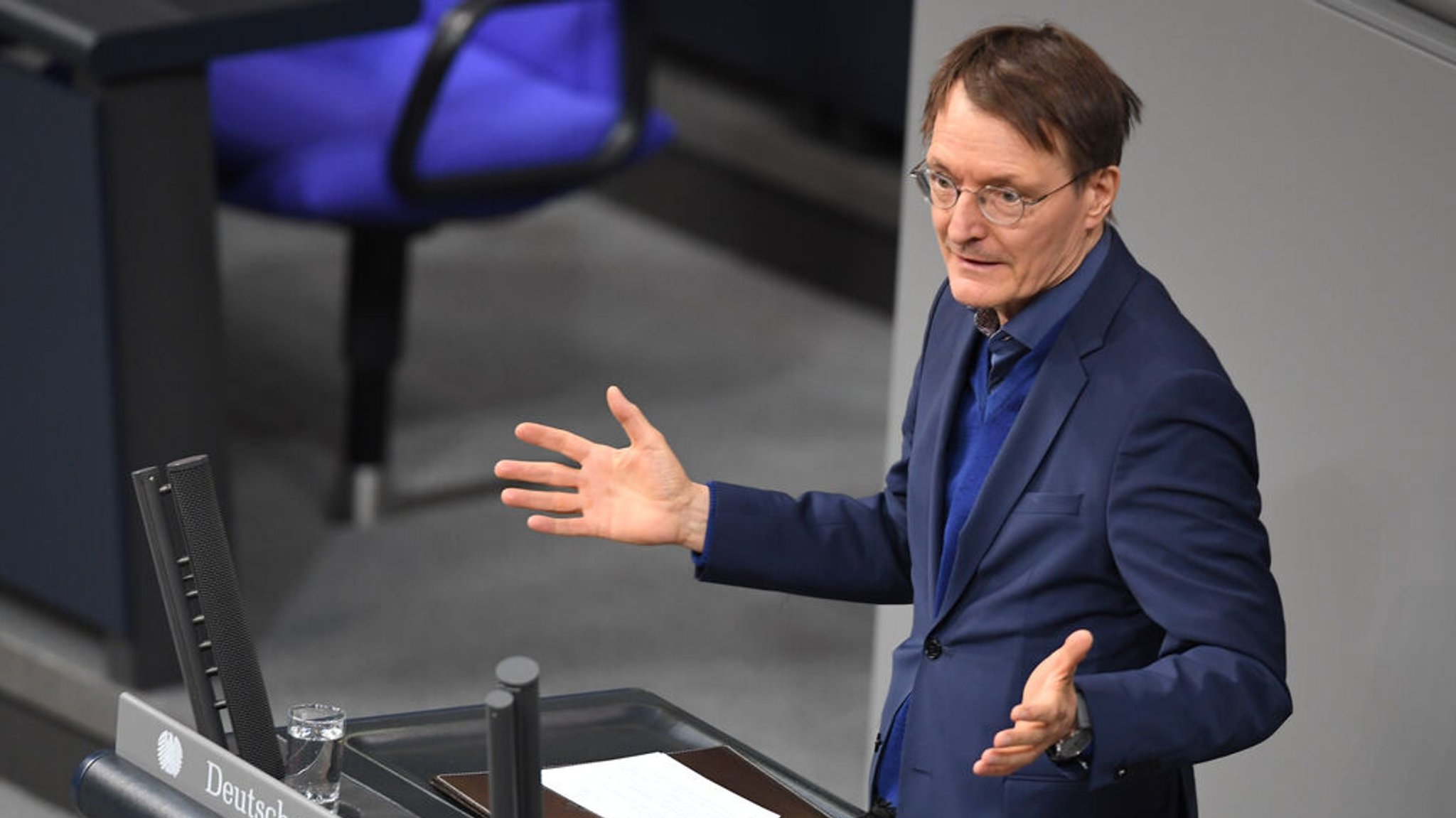 18.10.2023, Berlin: Karl Lauterbach (SPD), Bundesminister für Gesundheit, spricht bei der Sitzung im Bundestag. Das Cannabisgesetz stand erstmals im Bundestag zur Beratung auf der Tagesordnung. Foto: Serhat Kocak/dpa +++ dpa-Bildfunk +++