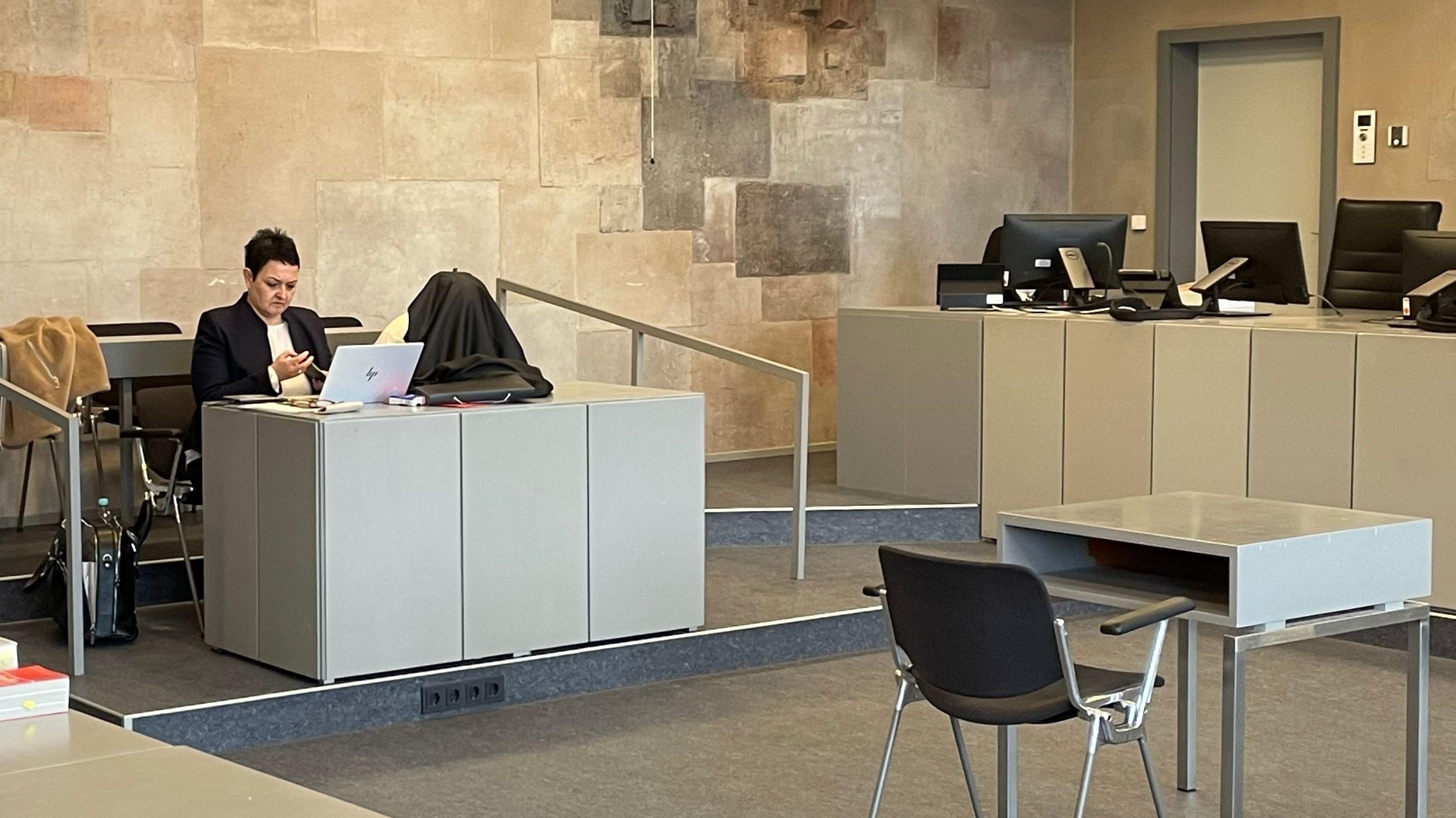 Die Angeklagte (rechts) mit ihrer Verteidigerin