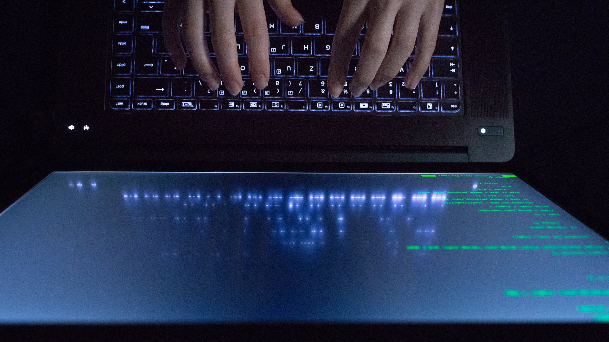Hände tippen auf einer Tastatur eines Laptops. (Symbolbild) | Bild: BR/Lisa Hinder Hände tippen auf einer Tastatur eines Laptops. (Symbolbild)