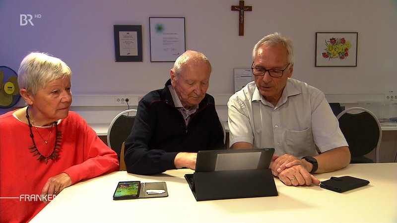 Senioren an einem Tablet-PC.