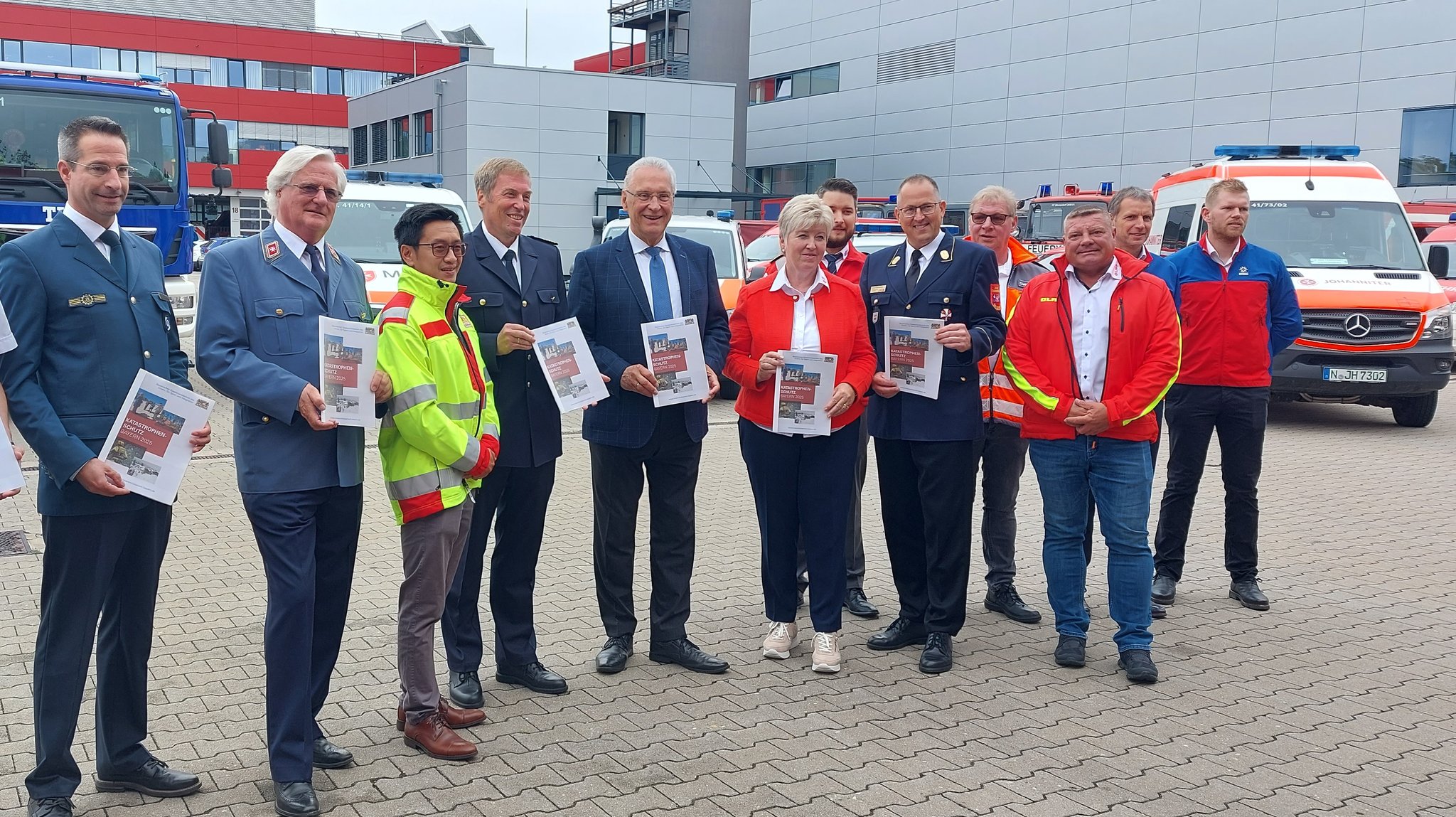 Rettungskräfte mit Bayerns Innenminister Joachim Herrmann