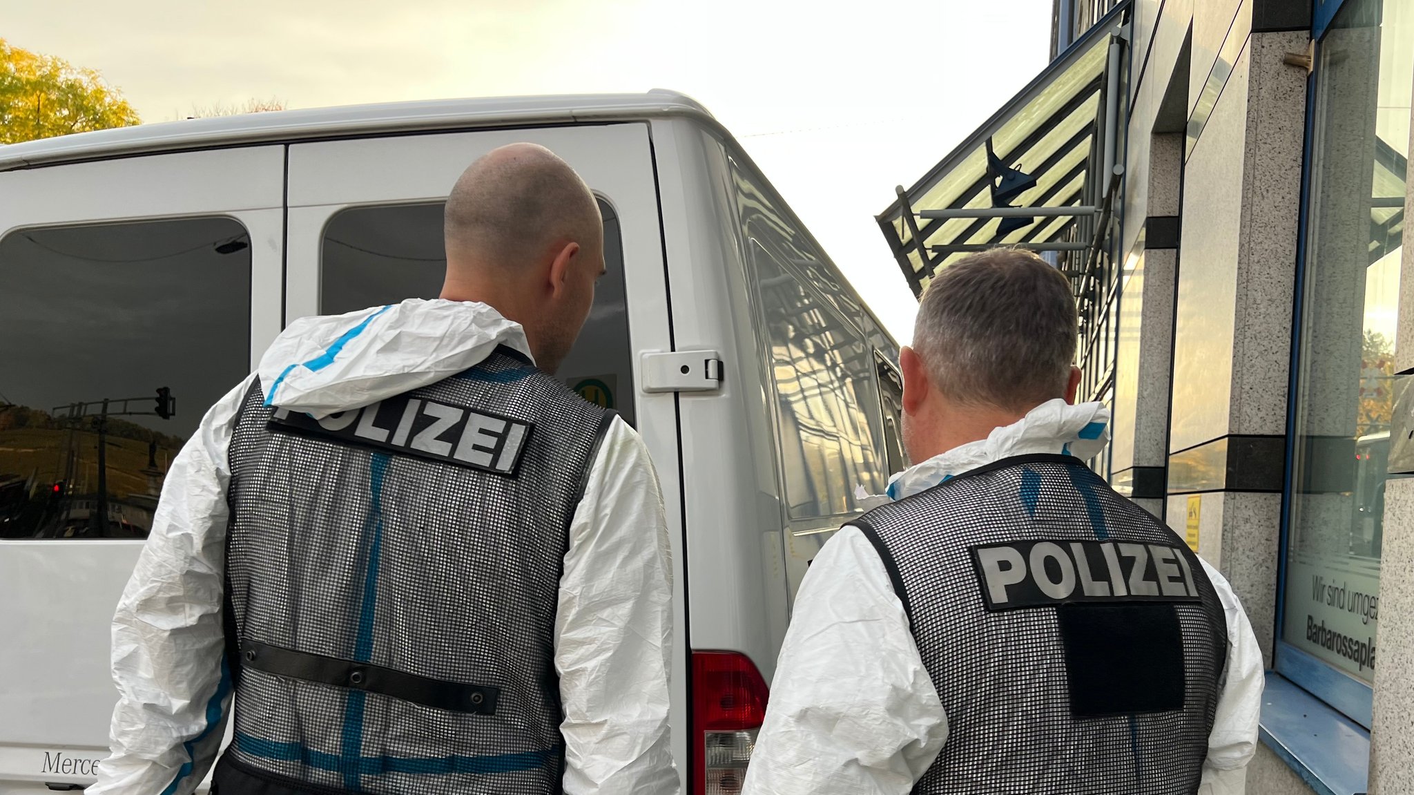 Ermittler am Tatort. In einem Würzburger Hostel war es zu einem tödlichen Streit gekommen.