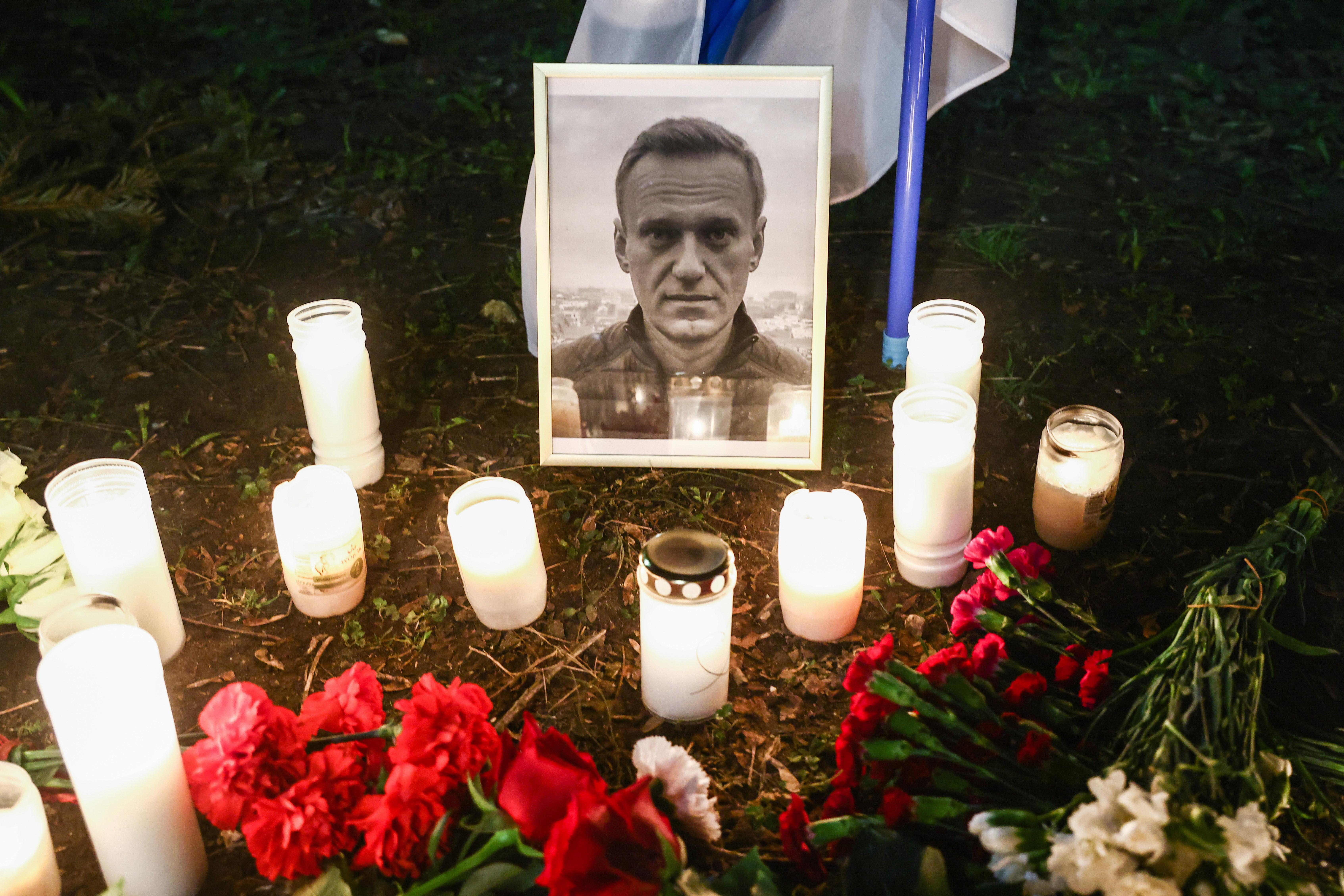 Krakau (Polen), 16.02.24: Kerzen und ein Foto erinnern an Alexej Nawalny.