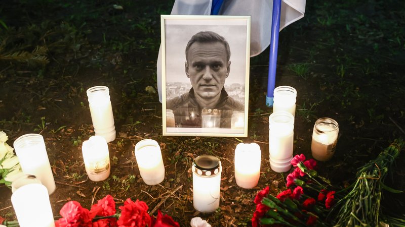 Krakau (Polen), 16.02.24: Kerzen und ein Foto erinnern an Alexej Nawalny.
