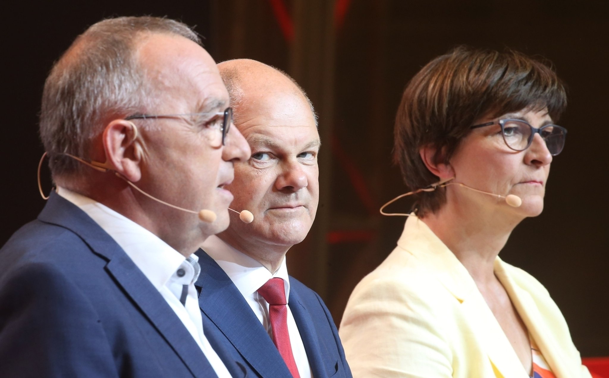 10.08.2020, Berlin: Olaf Scholz (SPD, M), Bundesminister der Finanzen, wird auf einer Pressekonferenz neben Saskia Esken, Bundesvorsitzende der SPD, und Norbert Walter-Borjans, Bundesvorsitzender der SPD, als Kanzlerkandidat seiner Partei für die Bundestagswahl 2021 vorgestellt. Foto: Wolfgang Kumm/dpa +++ dpa-Bildfunk +++