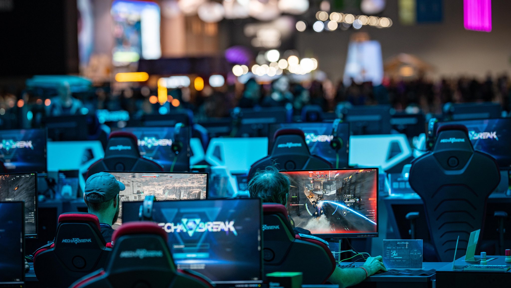 (Symbolbild) Mehrere Menschen sitzen vor Bildschirmen und spielen Computerspiele. | Bild: picture alliance / Chris Emil Janßen | Chris Emil Janssen (Symbolbild) Mehrere Menschen sitzen vor Bildschirmen und spielen Computerspiele.