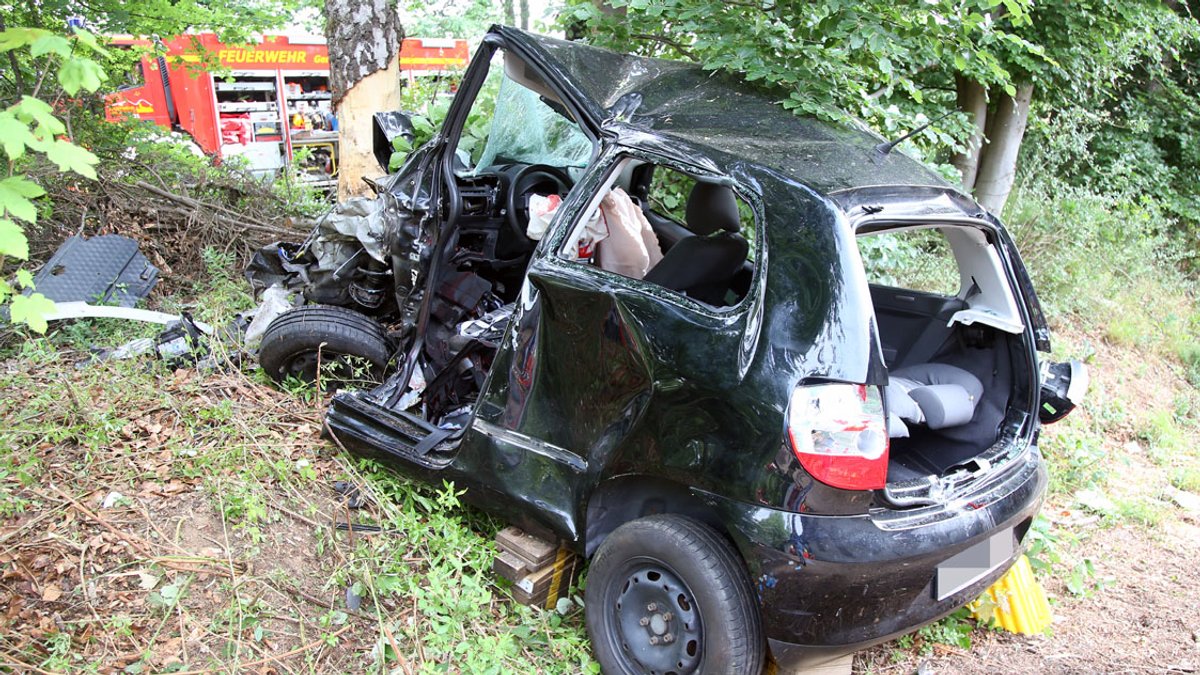 Nach dem Unfall: Auto am Baum