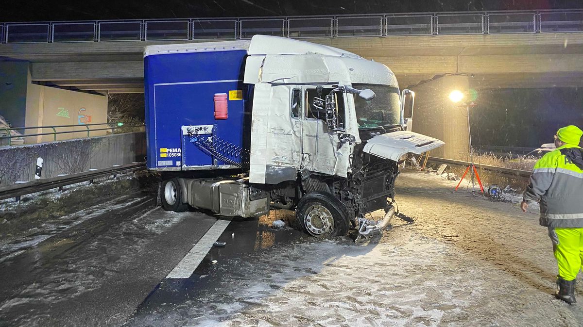 A73 Bei Hirschaid Lkw Unfall Auf Schneebedeckter Fahrbahn Br24