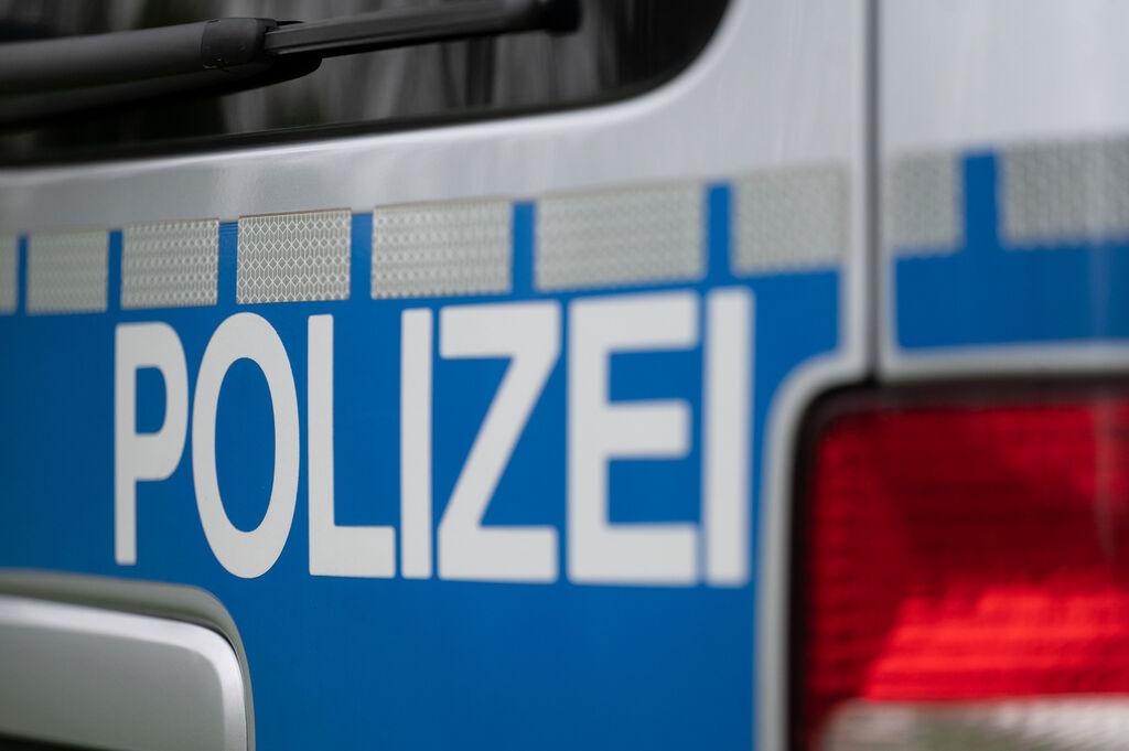 Das Wort Polizei ist auf einem Fahrzeug der Polizei zu sehen. 